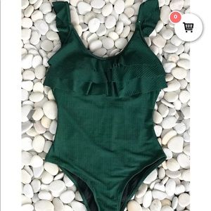 Cupshe green one piece.🌷